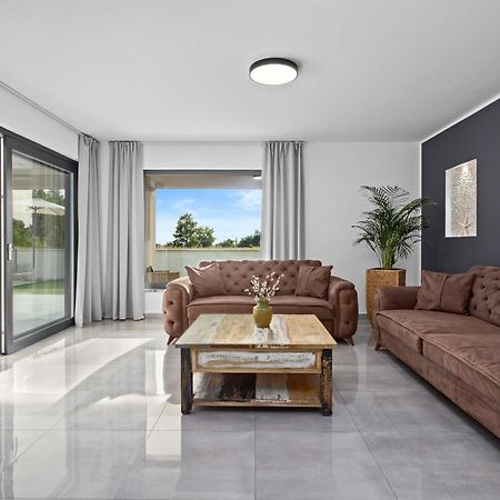 Special Offer! New Luxury Apartment With Pool, Fitness, Outdoor Bar&Grill Buje Eksteriør bilde
