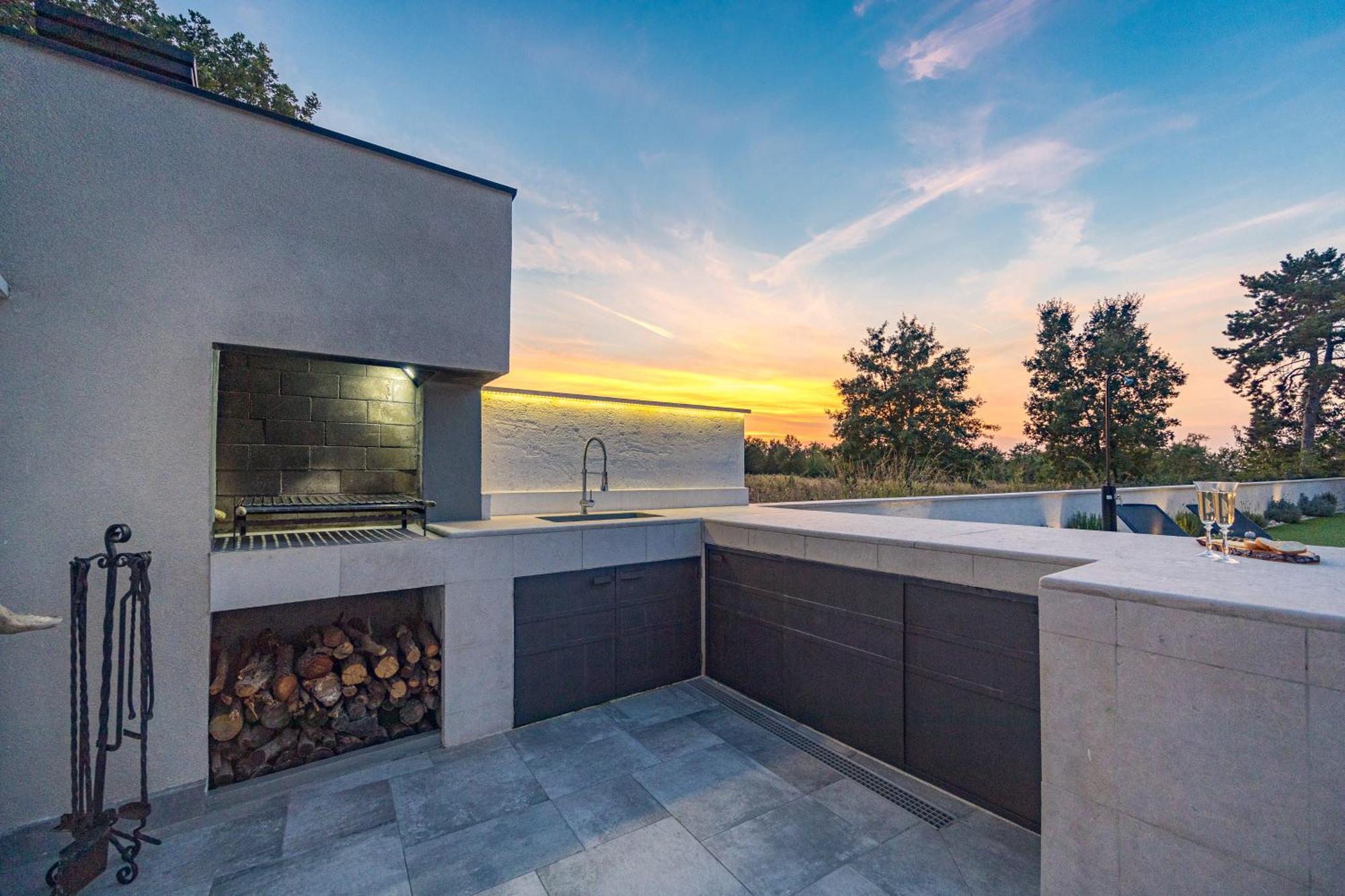 Special Offer! New Luxury Apartment With Pool, Fitness, Outdoor Bar&Grill Buje Eksteriør bilde