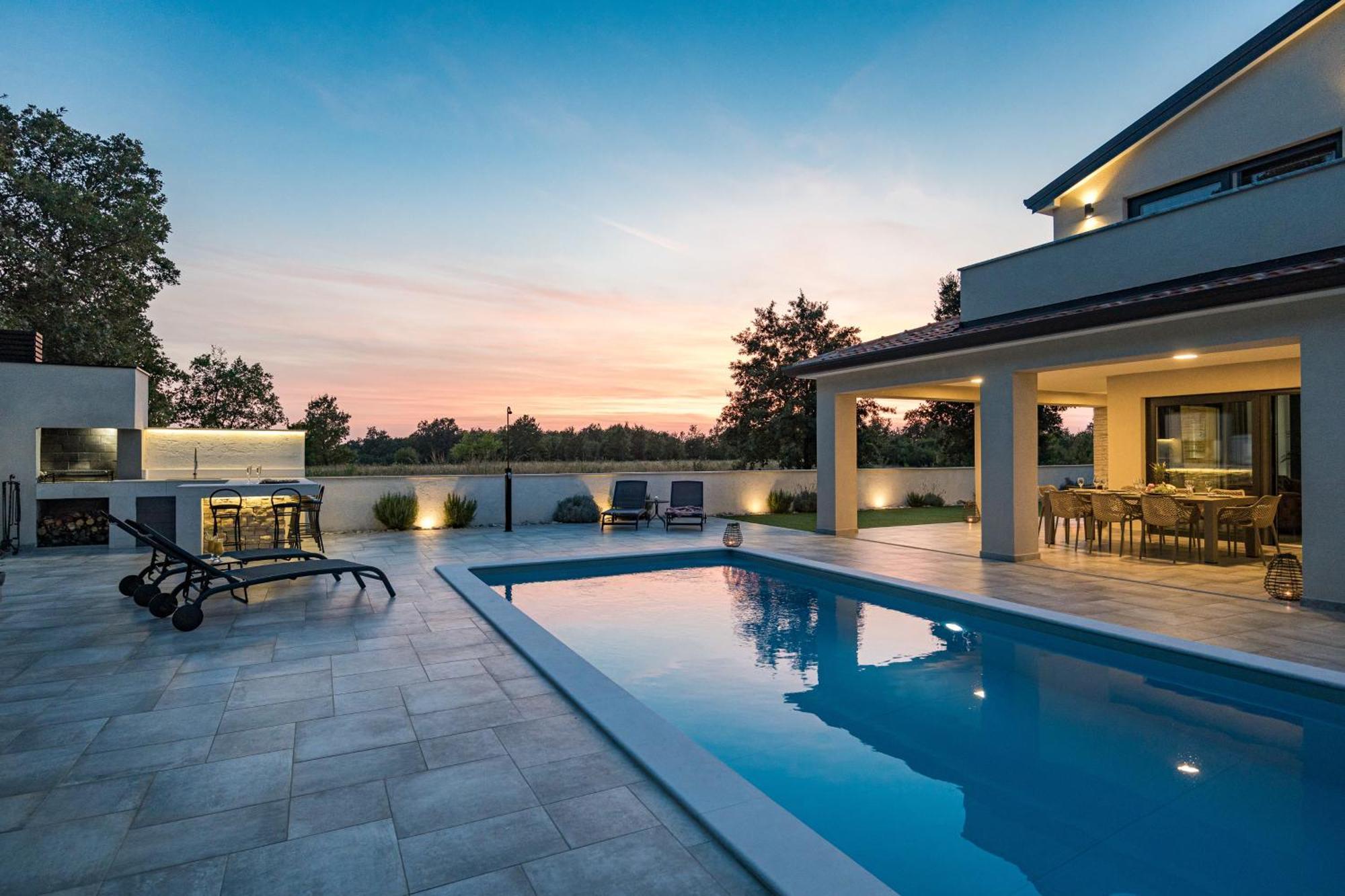 Special Offer! New Luxury Apartment With Pool, Fitness, Outdoor Bar&Grill Buje Eksteriør bilde