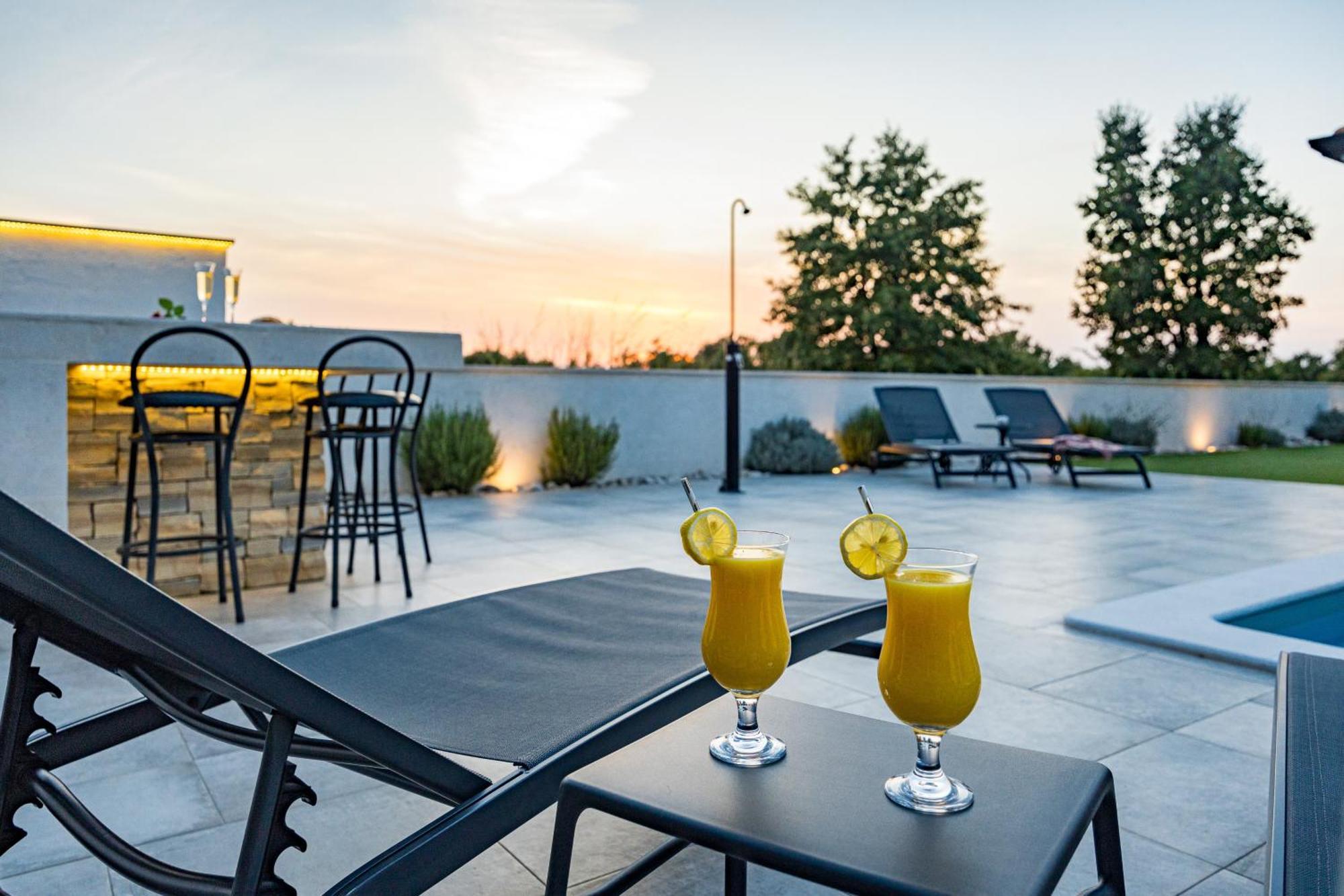 Special Offer! New Luxury Apartment With Pool, Fitness, Outdoor Bar&Grill Buje Eksteriør bilde