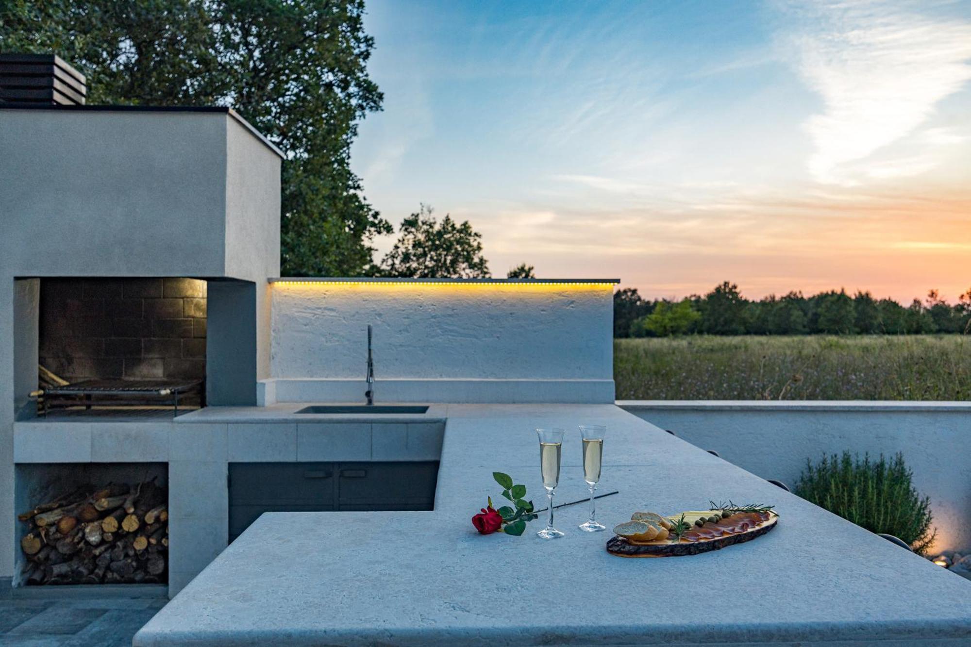 Special Offer! New Luxury Apartment With Pool, Fitness, Outdoor Bar&Grill Buje Eksteriør bilde