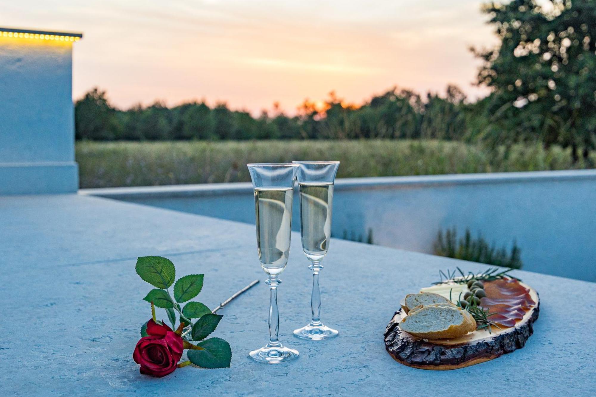 Special Offer! New Luxury Apartment With Pool, Fitness, Outdoor Bar&Grill Buje Eksteriør bilde