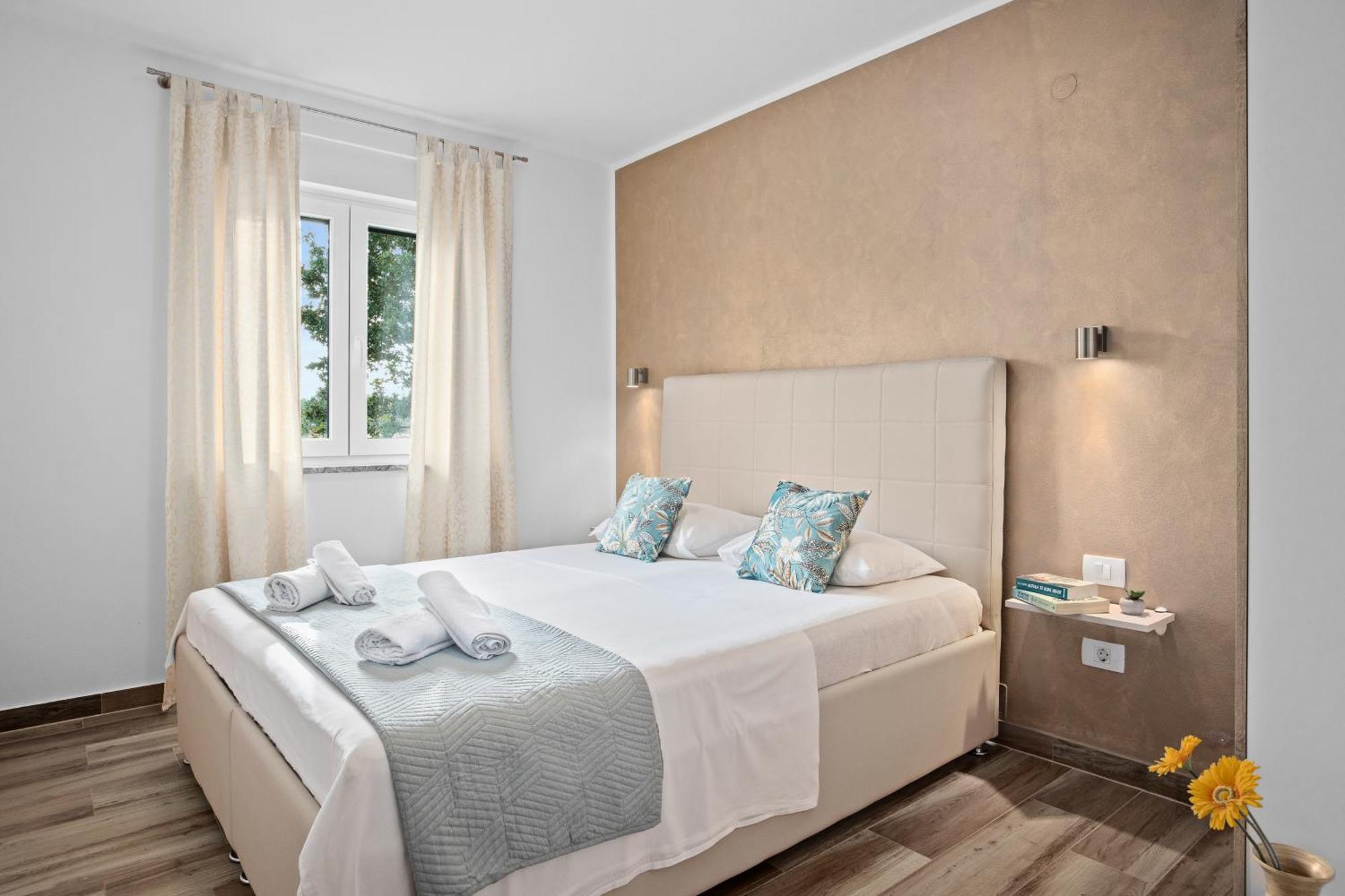 Special Offer! New Luxury Apartment With Pool, Fitness, Outdoor Bar&Grill Buje Eksteriør bilde