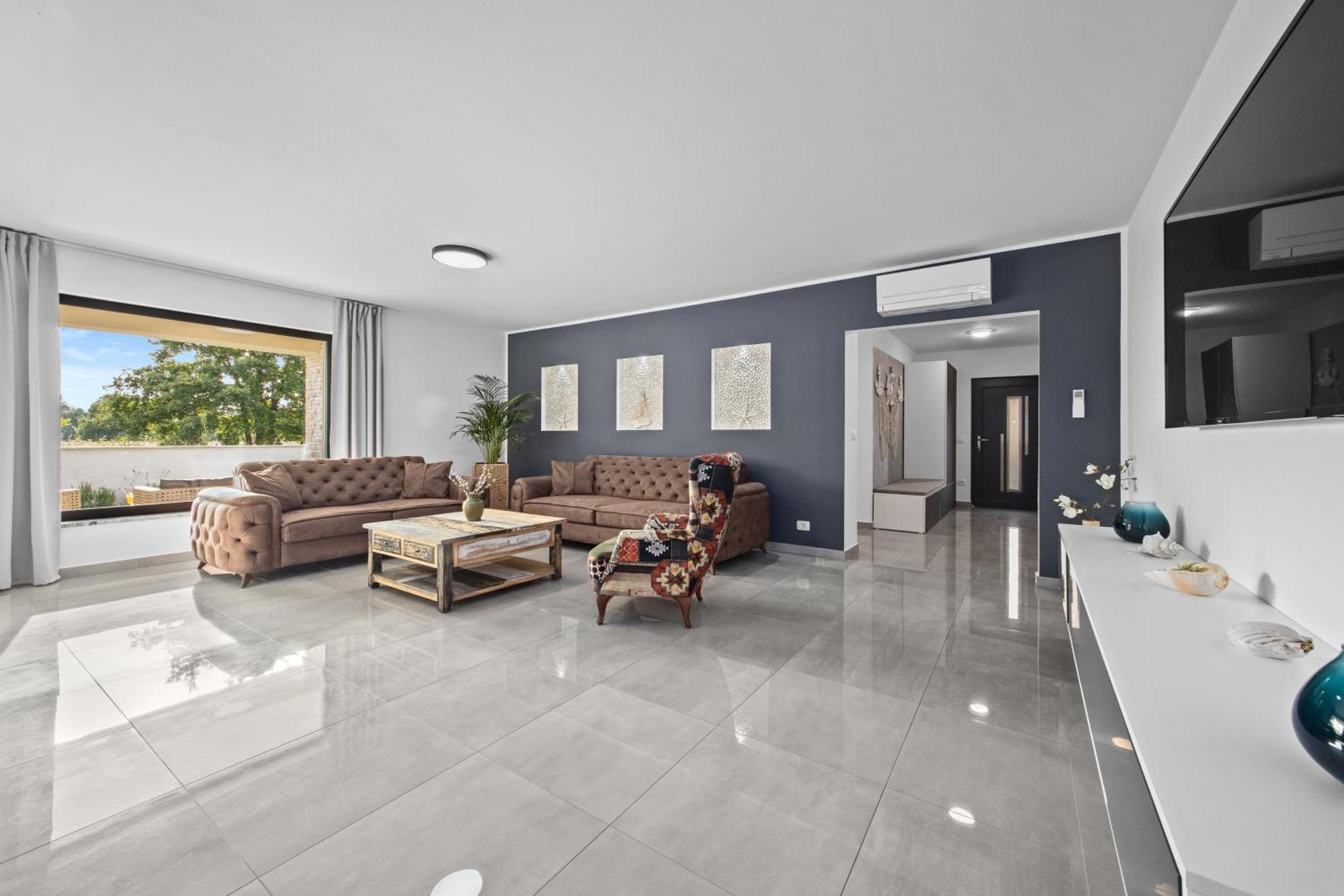 Special Offer! New Luxury Apartment With Pool, Fitness, Outdoor Bar&Grill Buje Eksteriør bilde