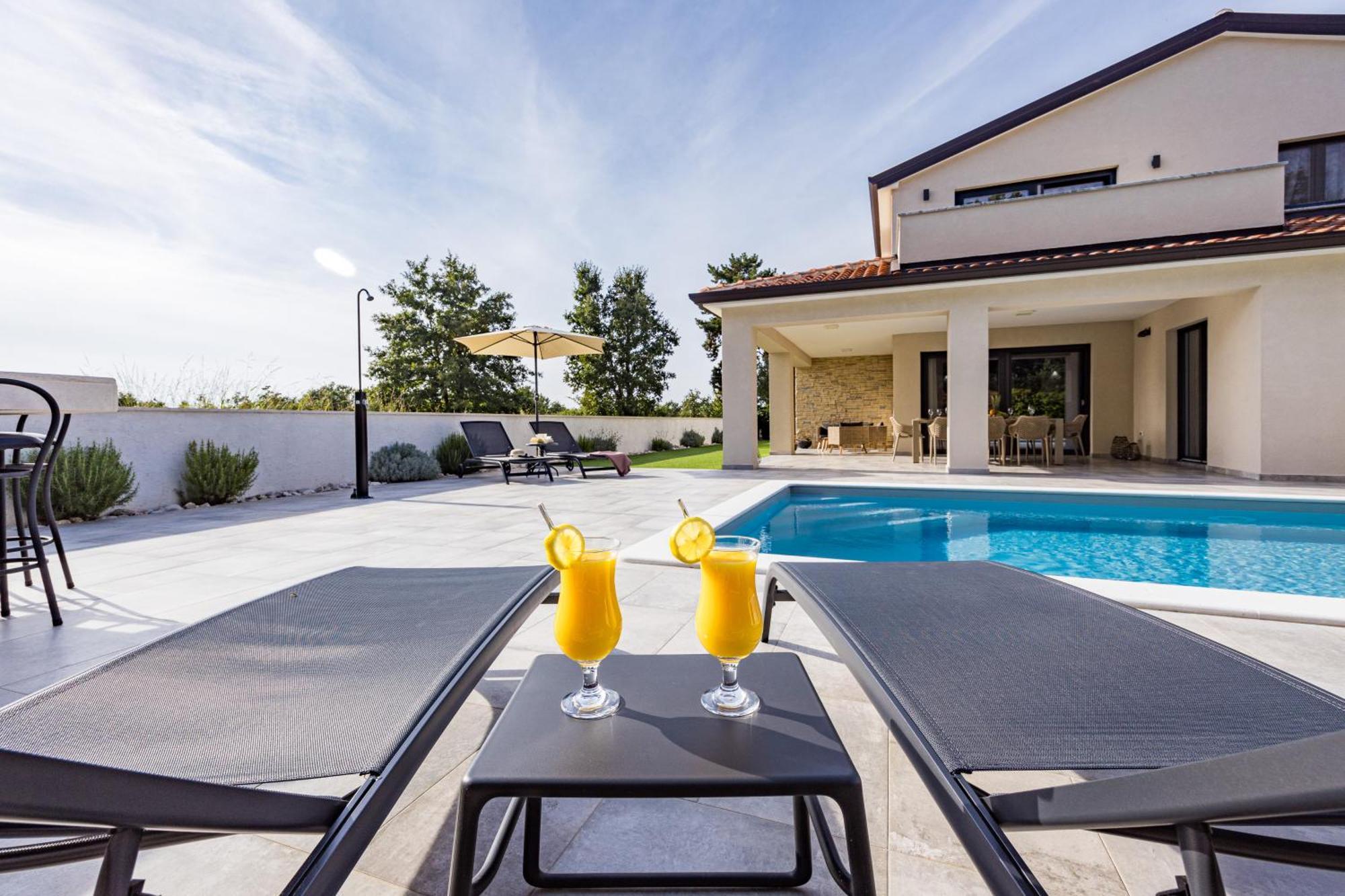 Special Offer! New Luxury Apartment With Pool, Fitness, Outdoor Bar&Grill Buje Eksteriør bilde