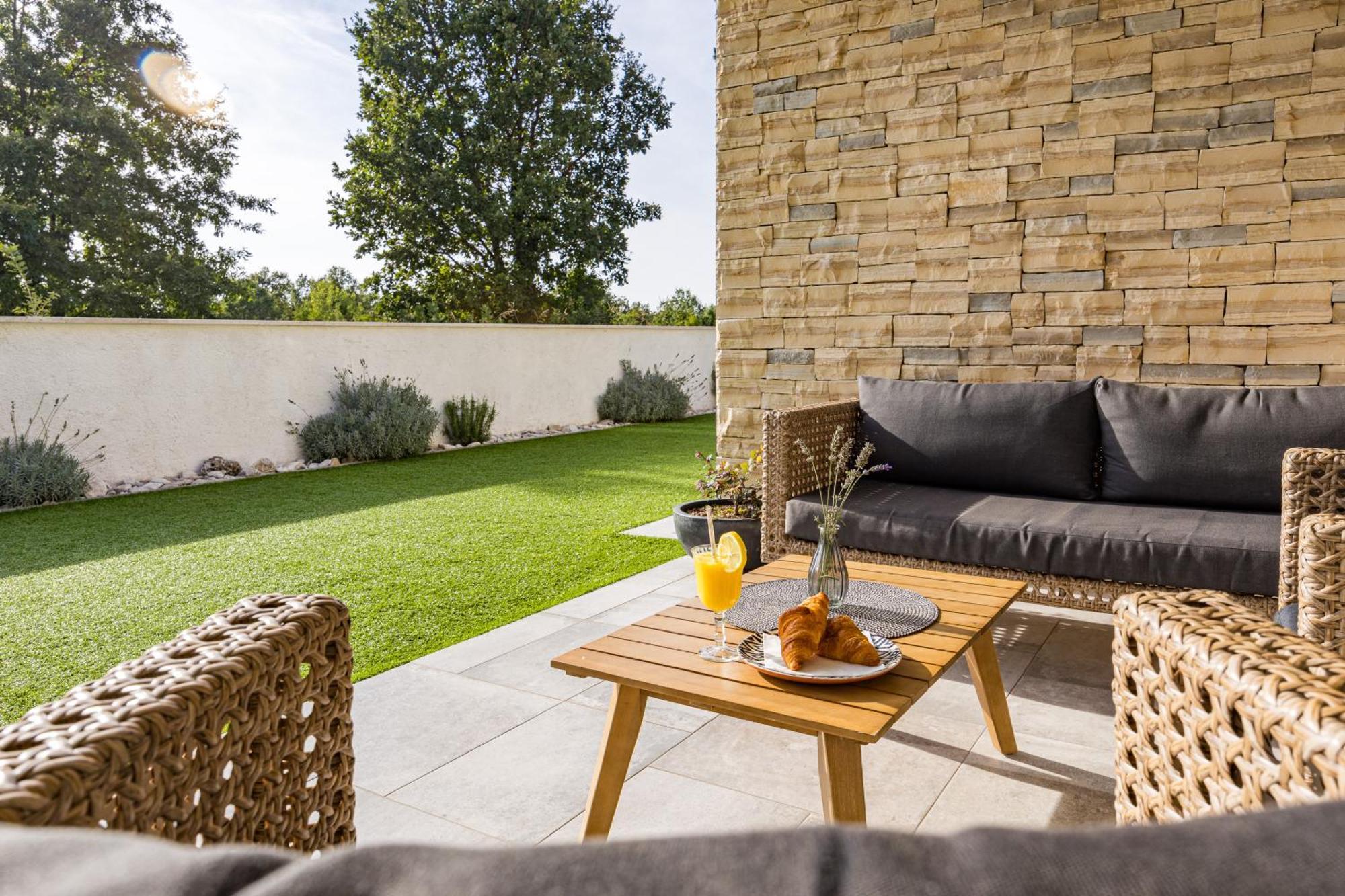 Special Offer! New Luxury Apartment With Pool, Fitness, Outdoor Bar&Grill Buje Eksteriør bilde