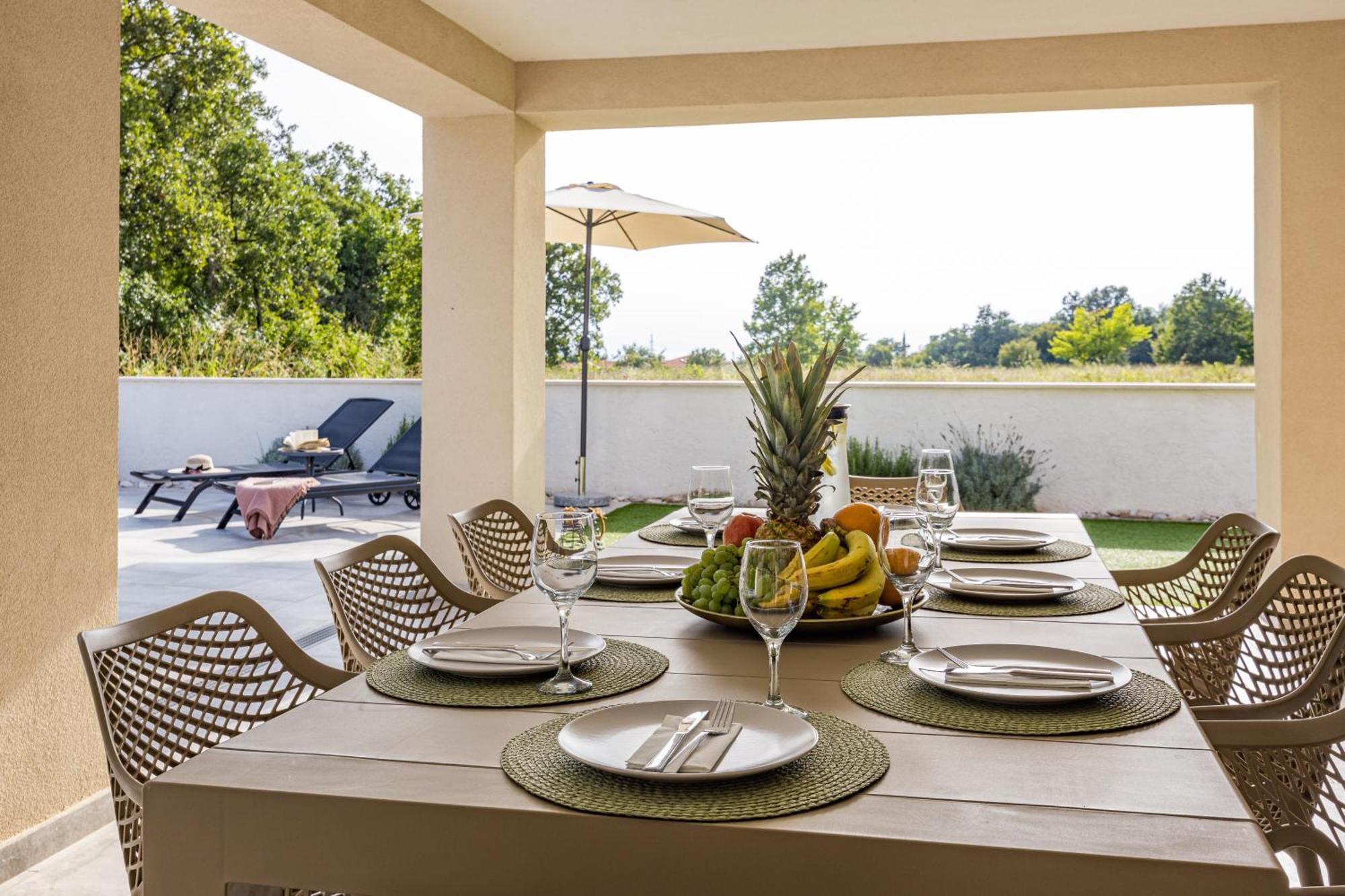 Special Offer! New Luxury Apartment With Pool, Fitness, Outdoor Bar&Grill Buje Eksteriør bilde