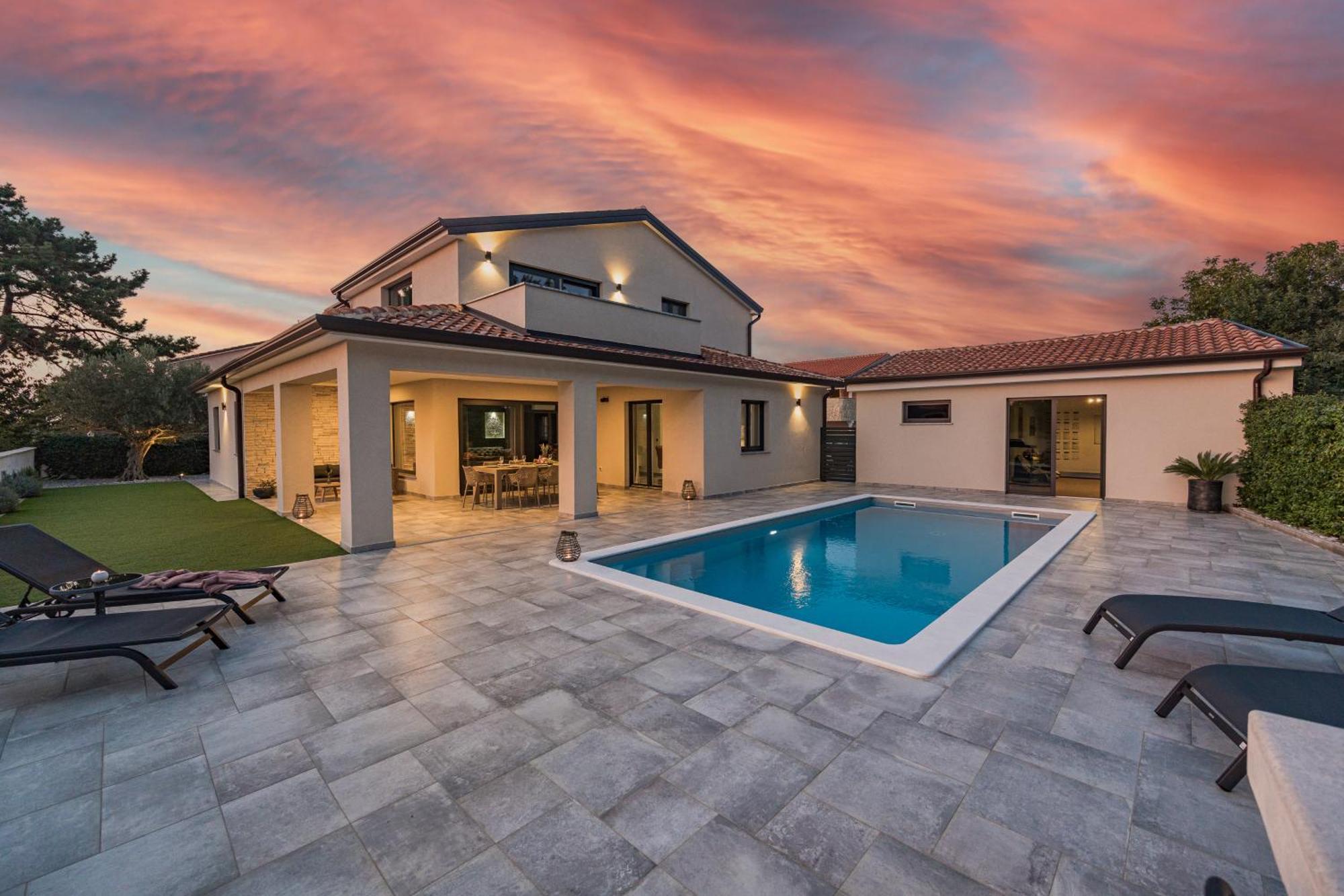 Special Offer! New Luxury Apartment With Pool, Fitness, Outdoor Bar&Grill Buje Eksteriør bilde